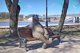 Die zweitgrößte bank in russland ist die vtb bank, die ab 2013 einen nettoinventarwert von $ 89.56 milliarden hatte. Skulptur Des Baren Auf Der Bank Veliky Nowgorod Russland Lizenzfreie Fotos Bilder Und Stock Fotografie Image 42416503