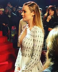 Po celou dobu závěrečného souboje konga s velkým skullcrawlerem drží kong mason weaverovou (brie larson) v pravé ruce. Kong Skull Island Mexico Pop Minute Brie Larson Kong Skull Island Premiere Photos Photo 4 Brie Larson Brie Actresses