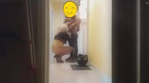 cougar suce un jeune coursier