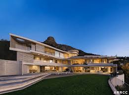 L shaped home plans offer an opportunity to create separate physical zones for public space and bedrooms and are often used to embrace a view or provide wind protection to a courtyard. Modern House With Fabulous Room For Book Club Meetings By Arrcc Lion S View Project Home Stratosphere
