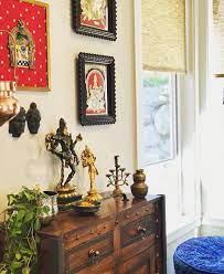 A Mix Of Modern And Vintage Pieces Can Be Full Of Impact Creating A Drama And Interest I Am A Big Fan Of Nirmala S Vintage Home Decor Decor Home Decor Baskets