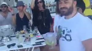 Ak partili turizm bakanı mehmet nuri ersoy içkili bir ortamda dans edip puro içerken eğleniyor. Kultur Bakani Mehmet Nuri Ersoy Un Puro Icerkenki Goruntuleri Tartisiliyor