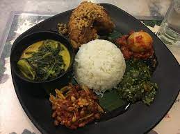 Tunggu hingga airnya agak menyusut, tmbahkan santan instan. Nasi Kapau Which Consists Of Sayur Singkong Tempe Pusu Kacang Sambal Sambal Ijo Telur Balado Ayam Goreng Kremes Photo De Pondok Sari Wangi Bandar Seri Begawan Tripadvisor