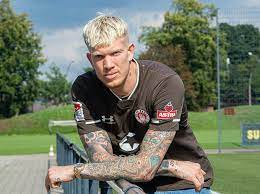 Tattoo.com was founded in 1998 by a group of friends united by their shared passion for ink. Viele Tattoos Und Prominente Ex Frau So Tickt St Paulis Neuer Sturmer Makienok Mopo