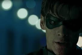 En Titans (2018), Dick Grayson (Robin) dice la frase "Que le den a Batman"  después de golpear a una pandilla de matones con las armas y la tecnología  de Batman. : r/shittymoviedetails