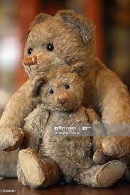 Two Teddy Bears From The 1920 S Sit On Display In The Museum Section Vintage Teddy Bears Teddy Bear Antique Teddy Bears