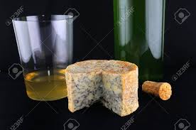 1996 queso de l'alt urgell y la. Cabrales Kase Und Cidre Auf Schwarzem Hintergrund Lizenzfreie Fotos Bilder Und Stock Fotografie Image 12880988