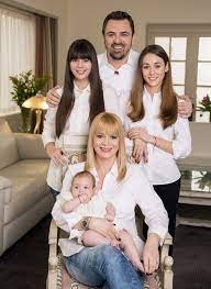 Born horea augustus brenciu ˈhore̯a awˈɡustus on 27 august 1972 in brașov) is a romanian singer, television host for the romanian version of dancing with the stars, entertainer, and philanthropist. Horia Brenciu Spune Tot AdevÄƒrul Despre BÄƒieÈ›elul Infiat Uluitor Cine Este Mama BiologicÄƒ A Lui Toma Impact