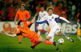 Hier speelt jeroen zoet in plaats van de geblesseerd uitgevallen. Er Is Nog Hoop De Ontsnapping Van Oranje Op Het Ek Van 2004 Nrc