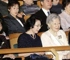 後ろで皇后を見つめる 似ている 女官さん この人姿勢が良くて軍人の様に歩きます 女官さんの方が偉い人 上司 に見えるんだけど 女官 皇后 軍人