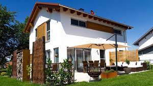 This venue provides 6 rooms and a terrace. Familie Eberlein Albert Haus Bungalow Haus Schlusselfertig Bauen Planen Architektenhaus Musterhaus Pultdachhaus Mehrgenerationshaus Ausbauhaus Niedrigenergiehaus Stadtvilla Fertigteilehaus Fertighaushersteller Fertighausanbieter Bayern Baden