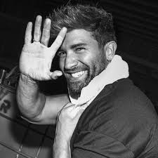 Volveremos a vernos y a hacer magia juntos. En breve vuelvo a encerrarme  para escribir y producir todas las canciones que explotan en mi pecho. Paso  a paso, con mucho respeto a