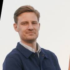 Omsider er Kian Fonoudi og jeg i luften med vores fælles hjertebarn,  podcasten Fodbold Forfra, produceret i vores fælles firma, Set Piece  Production.