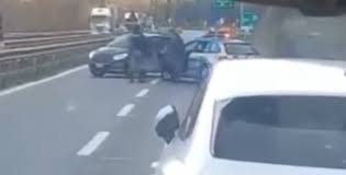 Immediatamente è stata inviata una pattuglia della sottosezione polizia stradale di amaro che ha intercettato ed è riuscita a bloccare l'autovettura in corrispondenza di un restringimento dell'autostrada per lavori. Follia In Autostrada Contromano Per 40km Sull A1 Polizia Costretta A Sparare Il Meridiano News