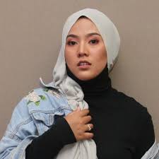 Mengambil masa 5 tahun untuk keluar dengan single melayu yang terbaru, kini shila amzah kembali dengan tiada dirimu, eksklusif di gegar !gegar :website: Tiada Dirimu Shila Amzah Last Fm