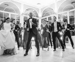 Tradiciones De Siempre Y Nuevas Que Siguen Los Novios En Sus Bodas Bulevar Sur En ella se centrarán todas las miradas y sin duda, uno de los aspectos más comentados será el vestido elegido para el gran día. los novios en sus bodas