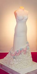 Bei der vielzahl der hochzeitskleider, den verschiedenen schnitten, farbtönen und farbnuancen, längen. Queens Battle 2016 Ein Essbares Brautkleid In Lebensgrosse Motto Torten De