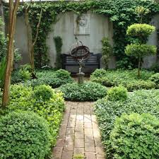 I Love Garden Walls From The Intimate Courtyard Gardens Of Charleston To The Vast English Garden Designs Of English Garden Design Courtyard Garden Garden Wall