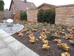 Lavamulch improves the soil, protects against weeds and can be used as a bed cover for permanent garden design. Lavamulch Galabau Mahler Lava Mulchmaterial