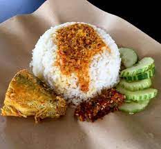 Di kota bharu, kelantan, terdapat beberapa lokasi yang menawarkan hidangan yang sama seperti di tempat lain, tetapi pada harga lebih rendah daripada biasa. Nasi Berlauk Warung Seri Timur Kelantan At Ipoh Perak Facebook