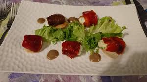 La ricetta originale dei peperoncini ripieni di formaggio, ma soprattutto di carne, che i messicani chiamano chile relleno, è difficilissima da trovare e ne esistono tantissime versioni personalizzate, molto spesso americane più che messicane. Peperoni Ripieni Di Formaggio Picture Of Al 7 4 Vicolungo Tripadvisor