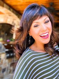 𝑺𝒑𝒂𝒓𝒌 𝒂 𝒄𝒉𝒂𝒊𝒏 𝒓𝒆𝒂𝒄𝒕𝒊𝒐𝒏! ✨ Are these earrings so fun?!  I'm so excited about this new line of jewelry from our designer R.J.  Graziano Jewelry for our monthly challenge! This year, our