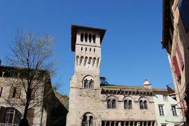 Cet édifice est le plus vieil édifice de france et il fut restauré par violet le duc. St Antonin Noble Val Information France