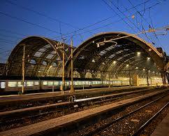 Immagine di train leaving a station with a sign that reads Binario 21