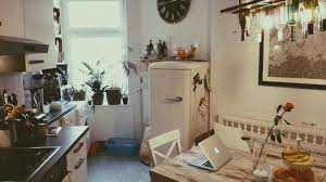 gemutlich eingerichtete berliner kuche mit schonem altbauflair wg berlin altbau wohnung minimalistisch wohnen traumwohnung