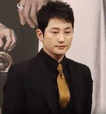He began his entertainment career as an underwear model and stage actor, then made his official television debut in . Park Si Hoo Wikipedia