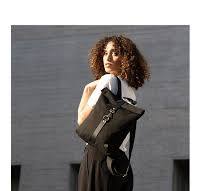 Zaino in tessuto blu roll top con dettagli in pelle.