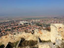 Federatia romana de schi si biatlon si primaria rasnov, in parteneriat cu o companie privata, au construit pa vale carbunarii din rasnov primul centru de sarituri cu schiurile la standarde internationale din. Https Xn Urlaub In Rumnien 2qb De Ro Uir De Vizitat Locatii De Vizitat Cetatea Rasnov