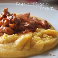 Per preparare la polenta con funghi ho utilizzato la farina di mais precotta per polenta istantanea e, quindi, ho realizzato un piatto. Polenta Con Sugo Di Funghi Porcini
