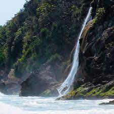 Disini terdapat gunung yang menjulang tinggi, sungai dan air terjun yang mengalir dibawahnya serta sebuah pondok. 5 Air Terjun Indah Yang Mengalir Langsung Ke Laut