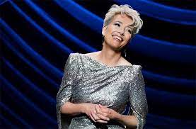 Emma Thompson S Engagement Ring In Late Night Emma Thompson Night Hairstyles Short Hair Styles