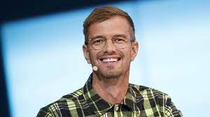 Dabei hat er freundin und kind in deutschland. Joko Winterscheidt Frau Kinder So Lebt Der Spassvogel Privat Intouch