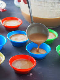 Kutsinta Cuchinta Are Filipino Steamed Cakes Made With Flour Tapioca Flour And Brown Sugar Soft Chewy And Topped With Gr Snacks Yummy Snacks Steamed Cake