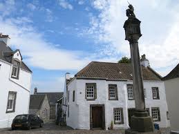 Fiktive kleine steinkreis craigh na dun, auch bekannt als feenhügel, der etwas außerhalb von inverness, dem tor zu den highlands, gelegen ist, bringt eine junge frau aus dem jahr 1945 in das jahr 1743. Die Welt Der Drehorte Outlander