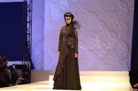 Tunic dengan cutting sederhana ini sangat menarik untuk dikenakan di berbagai macam suasana. Menikmati Sederet Desain Busana Muslim Di Ajang Fashionality 2018 Halaman All Kompas Com