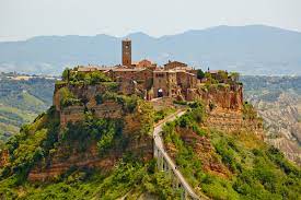 Resting atop a lovely volcanic tower, the small town of civita di bagnoregio in central italy has clung to its high perch for centuries, but as the soft clay ground on its sides. Civita Di Bagnoregio Come Arrivare E Cosa Vedere Port Mobility Civitavecchia