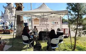 Rompen muros de la UACJ y salen a la calle