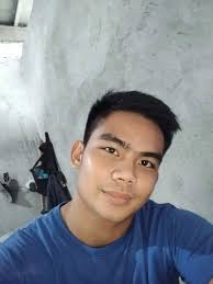 May mga kaibigan akong hindi ko na madalas makausap, wala narin akong ideya  sa pinagdadaanan nilang hirap. Ganito pala kapag tumatanda na't namulat na  sa reyalidad ng totoong buhay. May mga kaniya-kaniya