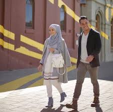 Mereka saling membalas surat namun malang. Pelakon Drama Rahsia Hati Perempuan