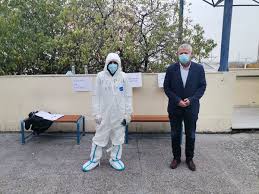 Εντάξει ο δημήτρης κουφοντίνας φαίνεται να βάζει τέλος στην απεργία πείνας και κάπου. 3ekinhse Apergia Peinas O Larisaios Antiproedros Twn Traymatioforewn Sto Pleyro Toy Sto Panepisthmiako O Proedros Ths Poedhn Mazeyoyn Ypografes Fwto Binteo Astratv