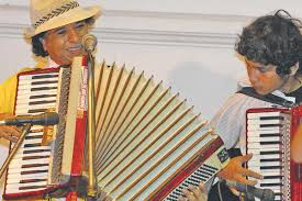 La trompeta es un instrumento musical de viento, que pertenece a la familia de los instrumentos de viento metal o metales, fabricado en aleación de metal.el sonido se produce gracias a la vibración de los labios del intérprete en la parte denominada boquilla a partir de la columna del aire (flujo del aire). La Guaracha Se Hara Oir En Los Festejos De Santiago El Liberal Movil
