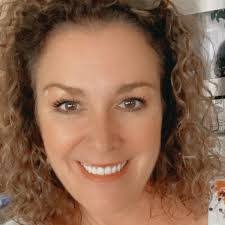 Elizabeth Macdougall's Instagram, Twitter & Facebook