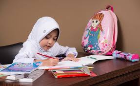 Hasil gambar untuk anak yang sedang belajar