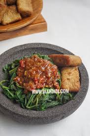 Bayangkan lezatnya nasi padang dengan kuah dan daging rendang yang lembut, daun singkong rebus, dan mentimun iris. Diah Didi S Kitchen Resep Sambal Brambang Asem Daun Ubi