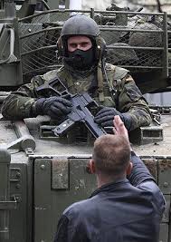 Soldados Espanoles En Kosovo Un Soldado Espanol De Patrulla En Mitrovica Foto Reuters Fuerzas Armadas De Espana Soldados Ejercito De Tierra