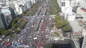 Para quem é mais velho e participou das manifestações dos anos 1970, é inevitável fazer comparações com as que estão ocorrendo no momento. Urgencia Para Enfrentar A Fome Argentinos Vao As Internacional